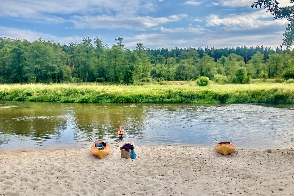 Dziecko nad brzegiem jeziora